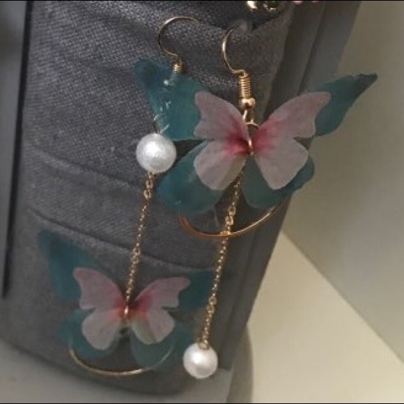 Asymmetrical Pearl Butterfly Earrings - Picture 7 of 8